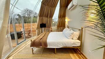 16 quartos, escrivaninha, ferros/tábuas de passar roupa, berço de viagem