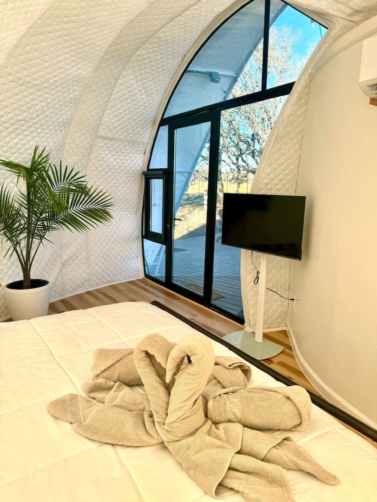 16 bedrooms, desk, iron/ironing board, travel crib