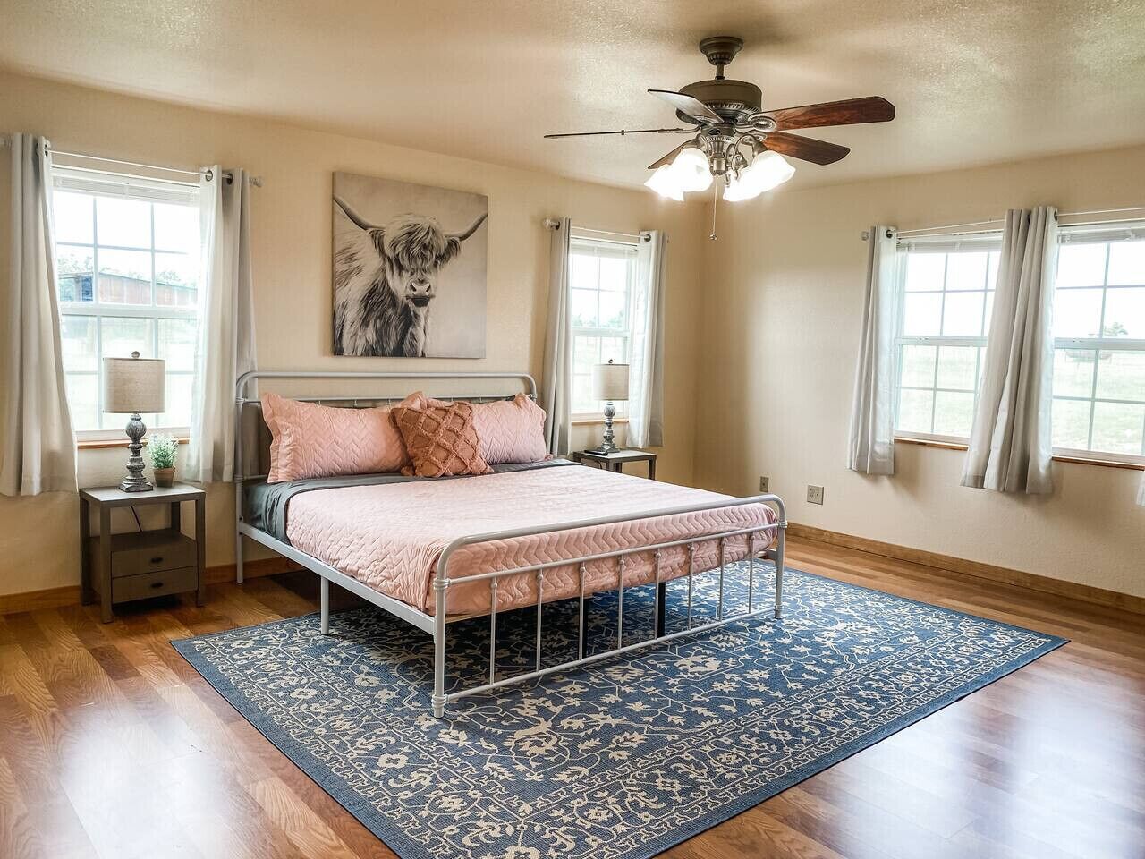 Escritorio, tabla de planchar con plancha, cuna de viaje y wifi 