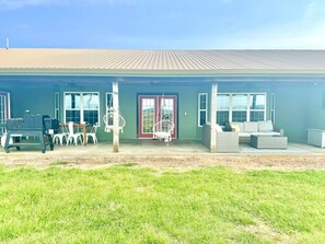 Outdoor dining - Fredericksburg Farmhouse at The Sanctuary (Gillespie County)