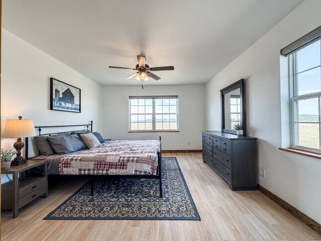 書桌、熨斗/熨衫板、可攜式嬰兒床、Wi-Fi