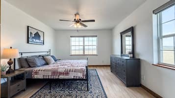 Desk, iron/ironing board, travel cot, WiFi