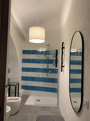 Basic Studio Suite | Bathroom | Towels, soap, shampoo, toilet paper - Evaref House (Naples)