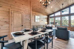 Dining - Dollywood · Pets · GasGrill · Fenced · HotTub (Sevierville)