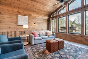 Téléviseur connecté, foyer, table de baby-foot