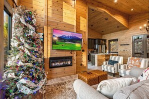 Smart TV, fireplace, table football - Easy Roads HotTub Firepit GasGrill Fence (Sevierville)