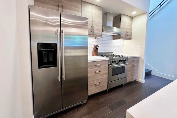 Mikrobølgeovn, ovn, kokeplater og oppvaskmaskin