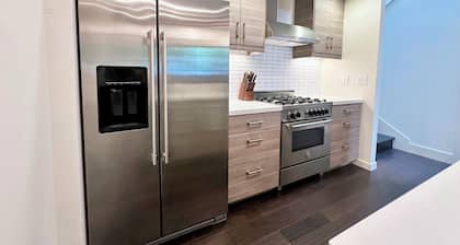 Cozy 2 bedroom house 5 minutes to downtown and UC Davis Medical