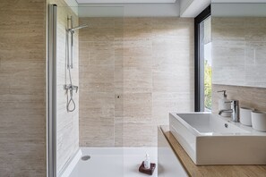 Dusche, Haartrockner, Handtücher, Seife