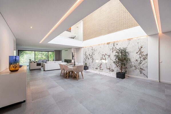 المنشأة من الداخل