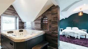 Phòng Suite Cao cấp | Phòng tắm | Bồn tắm và buồng tắm vòi sen riêng, đồ dùng nhà tắm miễn phí