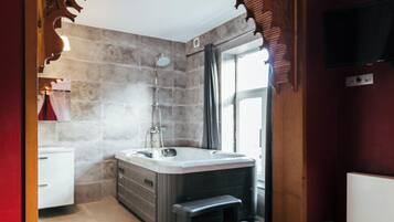 Habitación doble Deluxe | Baño | Tina y regadera independientes, amenidades de baño gratuitas, batas