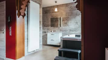 Habitación doble Deluxe | Baño | Tina y regadera independientes, amenidades de baño gratuitas, batas