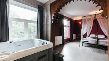 Habitación doble Deluxe | Baño | Tina y regadera independientes, amenidades de baño gratuitas, batas
