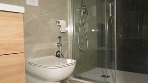 Basic-Doppelzimmer, Terrasse | Badezimmer