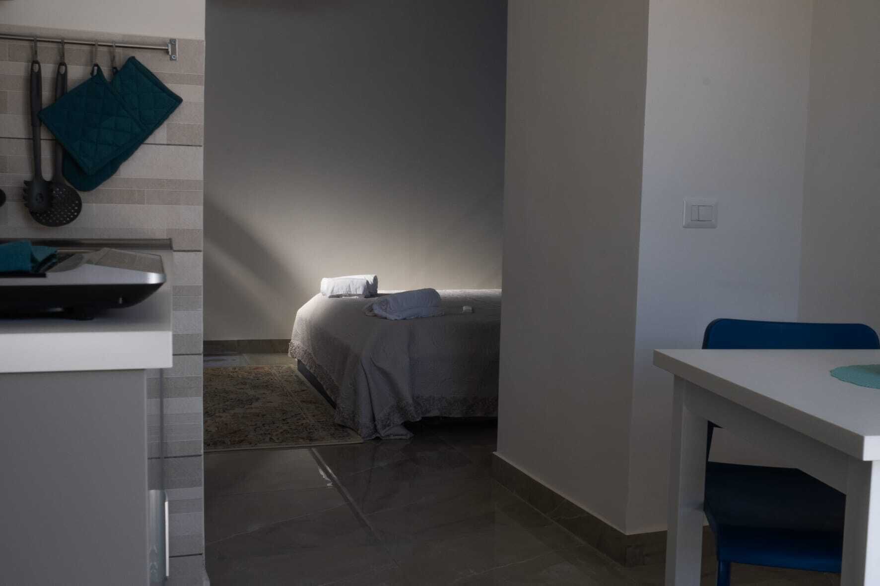 Deluxe-huoneisto, patio | Työpöytä, ilmainen Wi-Fi