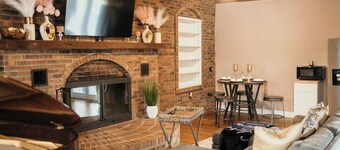 Couples Getaway - Guesthouse/ In-Law Suite with Jacuzzi/Sauna/Pool