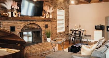 Couples Getaway - Guesthouse/ In-Law Suite with Jacuzzi/Sauna/Pool