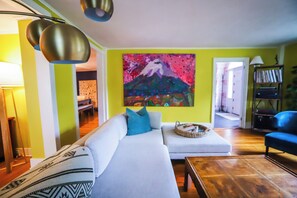 Una Smart TV, libros