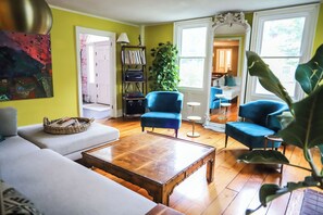 Una Smart TV, libros