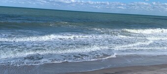 Charming 2-bedroom 🏖️beachfront condo in brilliant Fort Pierce with pool, WiFi