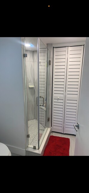 تجهيزات دش، مجففات شعر، مناشف، صابون