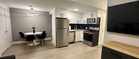 Frigorifero, microonde, forno, piano cottura