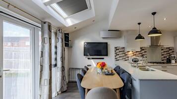 House | Private kitchen | Fridge, microwave, oven, stovetop