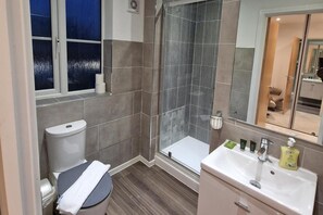 Ferienhaus | Badezimmer | Dusche, Handtücher