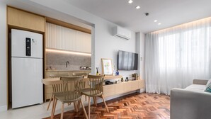 A modern apartment with a kitchen, dining area, and living room. - Luxury in Barra da Tijuca Near the Olympic Park Av806 (Rio de Janeiro)
