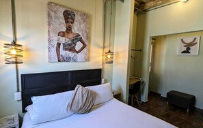 Klassieke tweepersoonskamer | Een kluis op de kamer, verduisterende gordijnen, gratis wifi