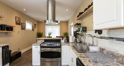 Kickback House (Smoking & Small Events Ok - Sleeps 12)!