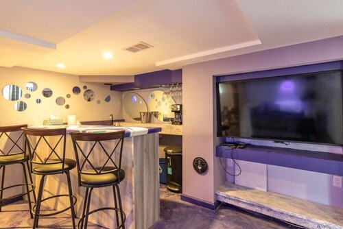Kickback House  (Smoking & Small Events Ok - Sleeps 12)!