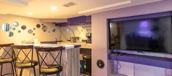 Kickback House (Smoking & Small Events Ok - Sleeps 12)!