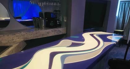 Kickback House (Small Events Ok, Sleeps 12 w/ bar & smoke room)