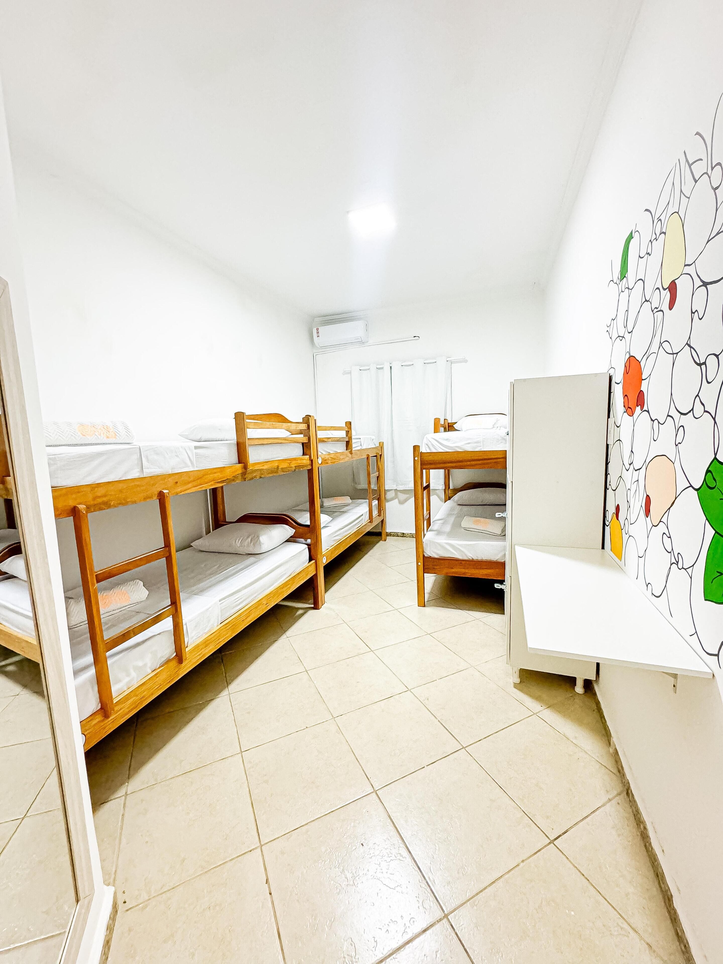 Cajueiro, Quarto Compartilhado MISTO, 6 camas | Escritorio, espacio para trabajar con laptop y wifi gratis 