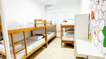 Cajueiro, Quarto Compartilhado MISTO, 6 camas | Escritorio, espacio para trabajar con laptop y wifi gratis