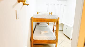 Papagaios, Quarto Compartilhado FEMININO, 8 camas | 書桌、筆電工作空間、免費無線上網