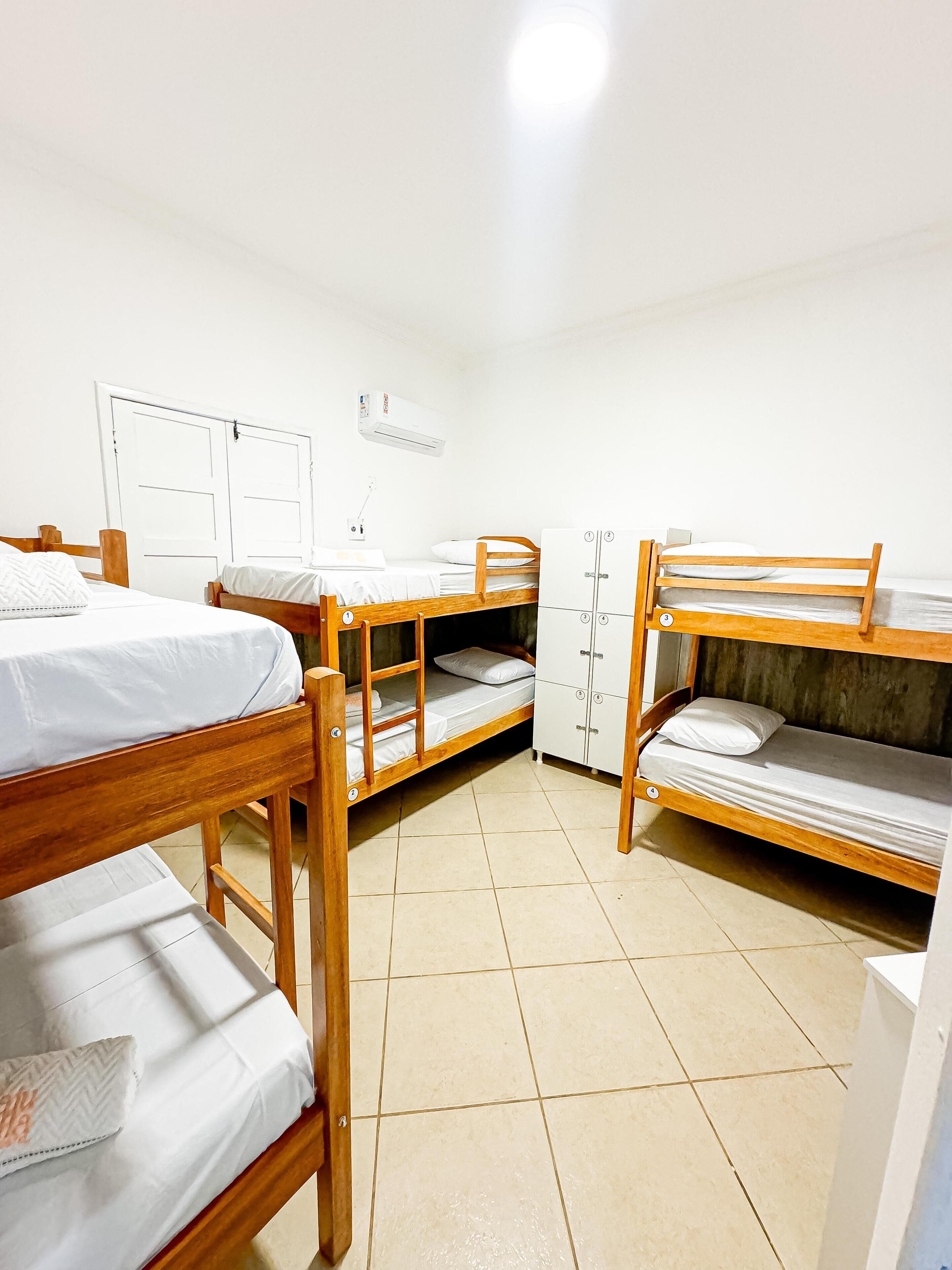 Papagaios, Quarto Compartilhado FEMININO, 8 camas | Escrivaninha, espaço de trabalho para notebook, Wi-Fi de cortesia