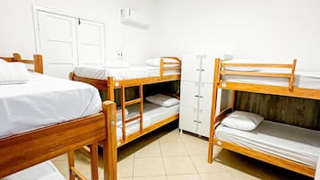 Papagaios, Quarto Compartilhado FEMININO, 8 camas | Een bureau, een laptopwerkplek, gratis wifi