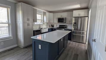 Geladeira, micro-ondas, fogão, cooktop