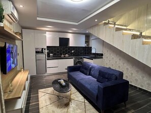 Appartement familial, balcon, vue sur la ville | Aire de séjour