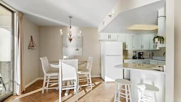 Condo, 1 King Bed with Sofa bed (Phoenix IV 4112) | Dining