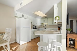 Condo, 1 King Bed with Sofa bed (Phoenix IV 4112) | Private kitchen