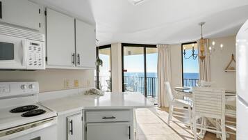 Condo, 1 King Bed with Sofa bed (Phoenix IV 4112) | Private kitchen | Oven