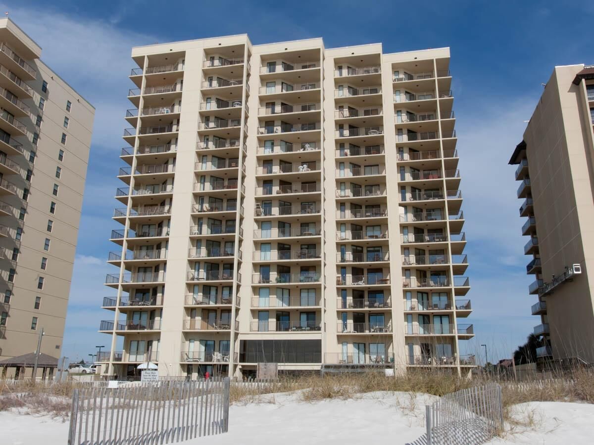 Un immeuble de grande hauteur doté de nombreux balcons, probablement un hôtel ou un ensemble d’appartements.