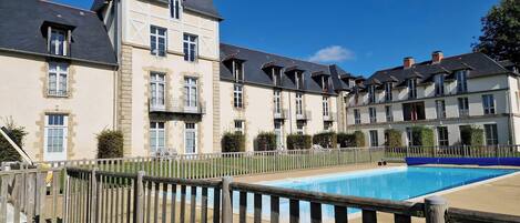 Utendørsbasseng og et oppvarmet basseng