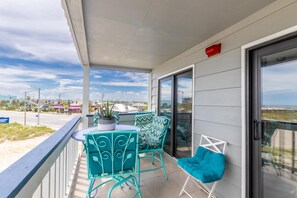 Condo, várias camas (Regatta 201A) | Opções para refeição ao ar livre
