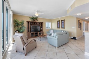 Condo, varias camas (Sanibel 1201) | Área de sala de estar