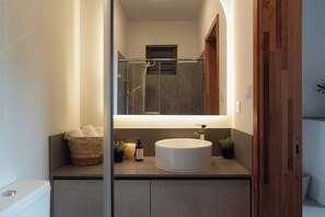 Douche, sèche-cheveux, serviettes fournies, savon